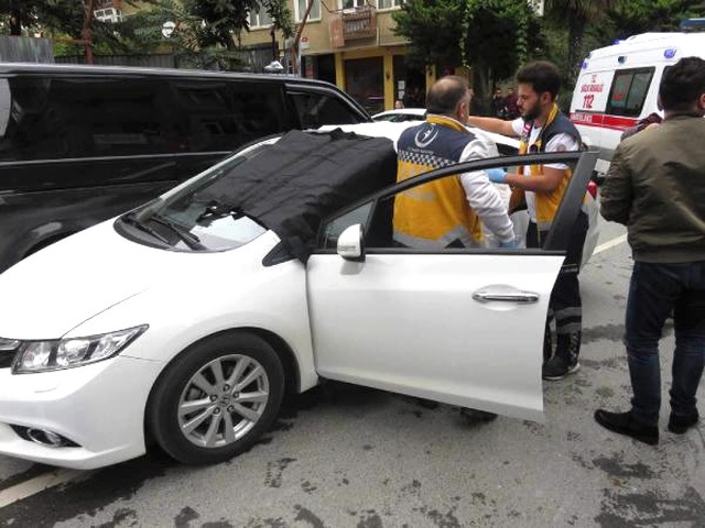 Kadıköy'de Kadın Sürücü, 23 Yaş Küçük Kocası Tarafından Aracında Öldürüldü