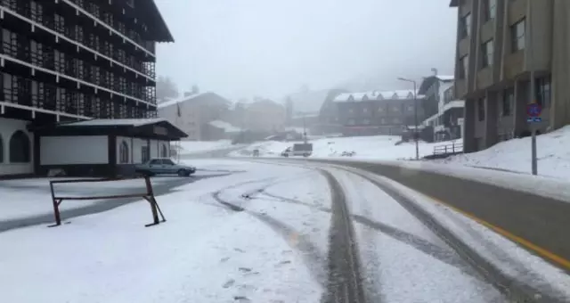 Uludağ, Cumhuriyet Bayramı Sabahını Beyaz Örtüyle Karşıladı