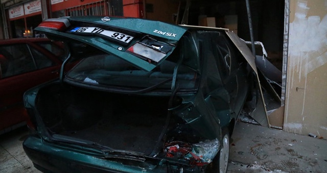 Direksiyonda Başında <a class='keyword-sd' href='/kalp-krizi-2/' title='Kalp Krizi'>Kalp Krizi</a> Geçirdi, Otomobille Dükkana Daldı!