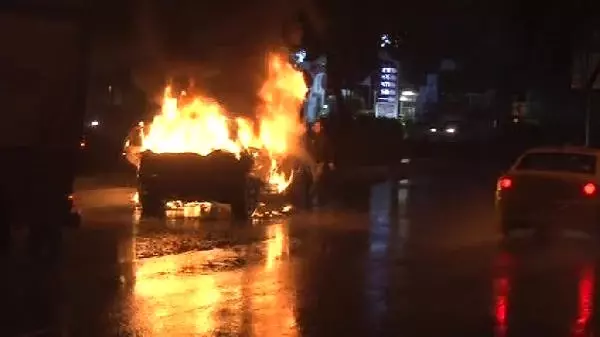 Lüks Aracını Ateşe Veren Genç, Daha Sonra Bıçakla Lastikleri Kesti