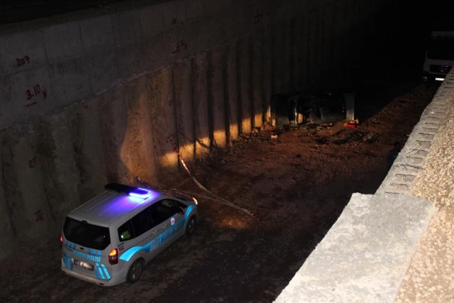 Sivas'ta Otomobil Alt Geçit İnşaatına Uçtu: 1 Ölü, 4 Yaralı