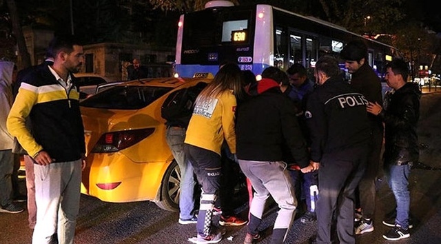 Hastaneden Çıkan Kadınların Bulunduğu Taksi Kaza Yaptı: 2 Yaralı