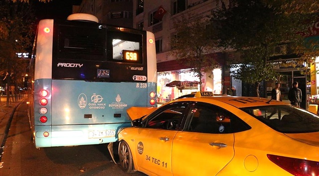 Hastaneden Çıkan Kadınların Bulunduğu Taksi Kaza Yaptı: 2 Yaralı
