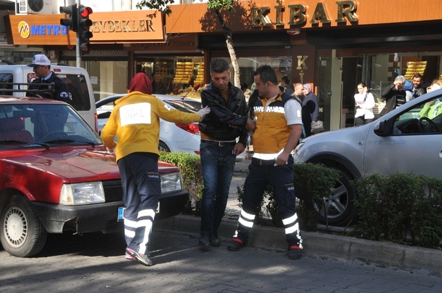Sıkışık Trafiğin Açılmasını Bekleyen Sürücü, Otomobilinde Uyuyakaldı