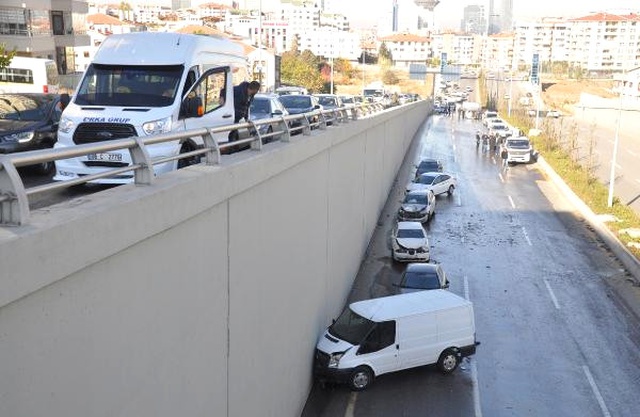 Ankara'da Buzlanan Alt Geçitte 23 Araç Birbirine Girdi: 3 Yaralı