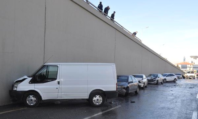 Ankara'da Buzlanan Alt Geçitte 23 Araç Birbirine Girdi: 3 Yaralı