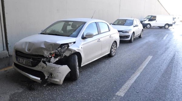 Ankara'da Buzlanan Alt Geçitte 23 Araç Birbirine Girdi: 3 Yaralı