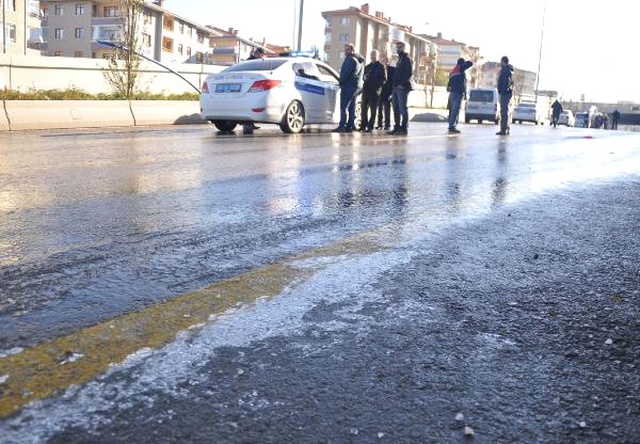 Ankara'da Buzlanan Alt Geçitte 23 Araç Birbirine Girdi: 3 Yaralı