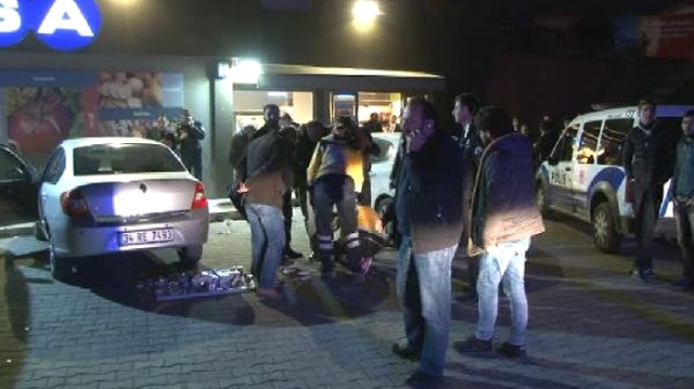  <a class='keyword-sd' href='/umraniye/' title='Ümraniye'>Ümraniye</a>'de Markete Giren Hırsızlar, Tesadüfen Markette Bulunan Polisle Çatıştı