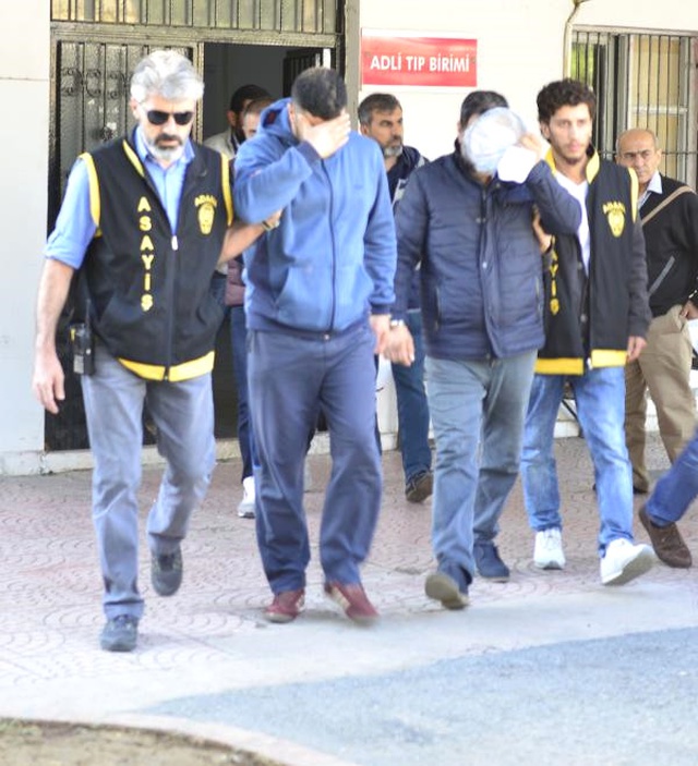 Adana'da Barda Tanıştıkları Erkeklere Çıplak Fotoğrafla Şantaj Yapan Çete Yakalandı
