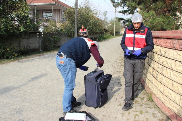 2 Milyon Dolarlık Ziynet Eşyasını Çalan Hırsızlar, Boş Valizleri Köy Yoluna Attı