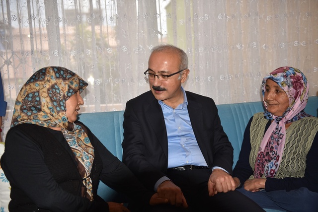Bakan Elvan, Yeni Ev Hayalini Gerçekleştirdiği Cam Kemik Hastası Kız Kardeşleri Ziyaret Etti