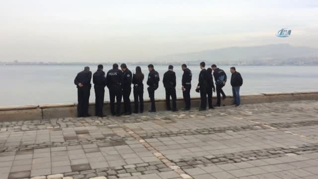 İzmir'de Denizde Erkek Cesedi Bulundu, Vatandaşlar Görmek İçin Kuyruğa Girdi!