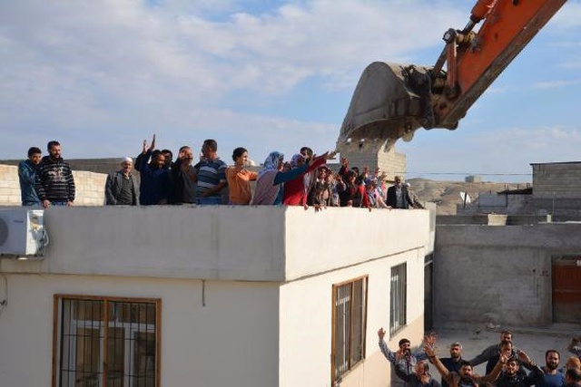 Şanlıurfa'da Yıkım Gerginliği! Elleriyle Kepçeye Karşı Koydular