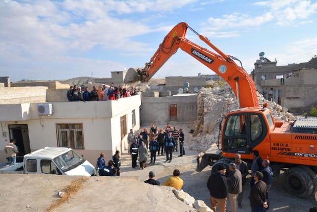 Şanlıurfa'da Yıkım Gerginliği! Elleriyle Kepçeye Karşı Koydular