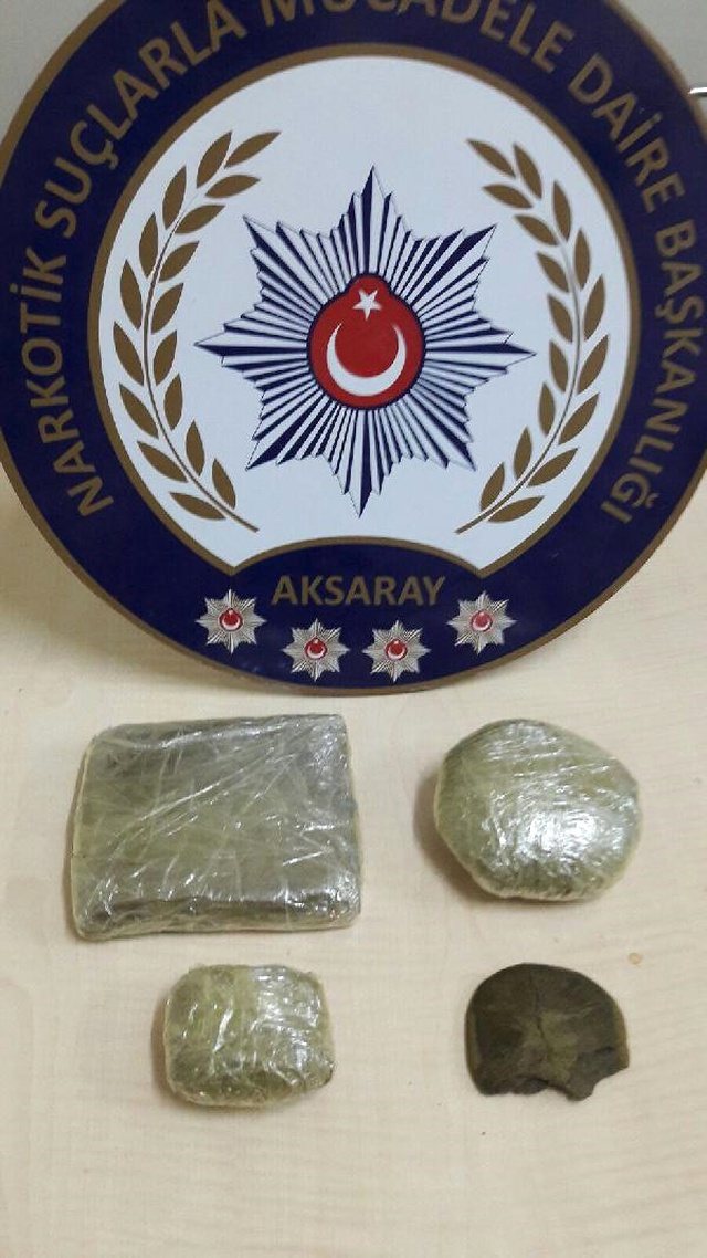 Genç Kız ve 3 Arkadaşı, Esrarı İç Çamaşırlarına Gizlemiş