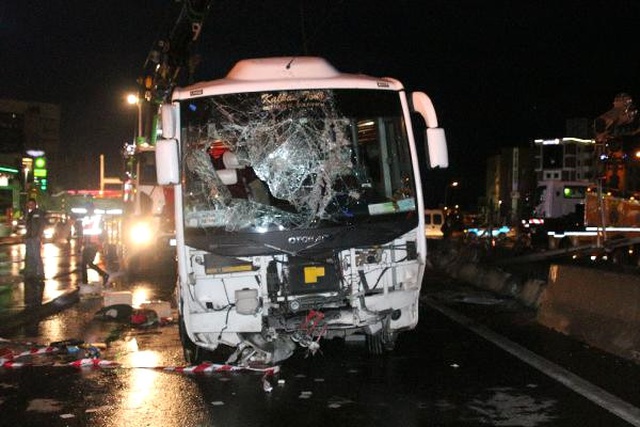 Bostancı'da Düğünden Dönen Midibüs Devrildi: 3 Ölü, 17 Yaralı