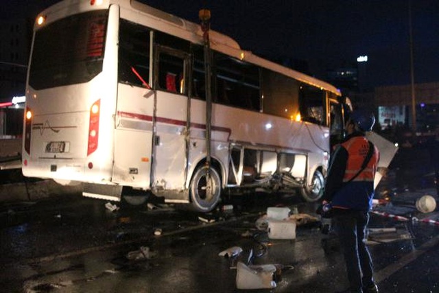 Bostancı'da Düğünden Dönen Midibüs Devrildi: 3 Ölü, 17 Yaralı