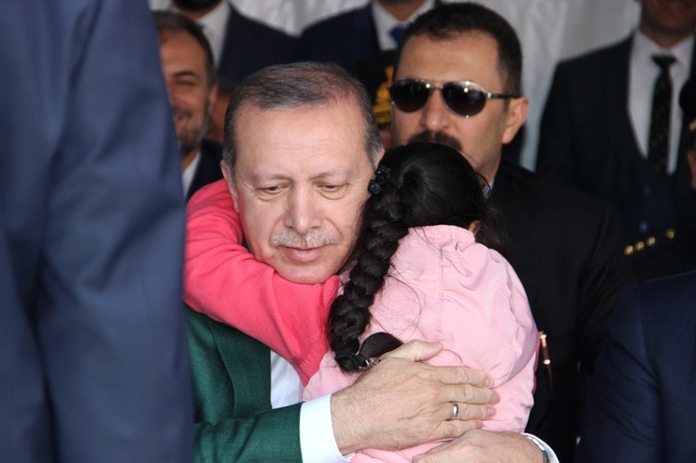 Cumhurbaşkanı Erdoğan'a Sarılan Minik Göksu, Doğuştan Gelen Hastalığı İçin Yardım İstemiş