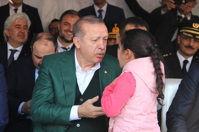 Cumhurbaşkanı Erdoğan'a Sarılan Minik Göksu, Doğuştan Gelen Hastalığı İçin Yardım İstemiş