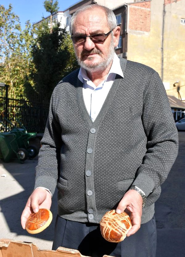 Eşinin Son İsteğini Yerine Getiremeyen Yaşlı Adam, Şimdi Her Cuma Poğaça Dağıtıyor