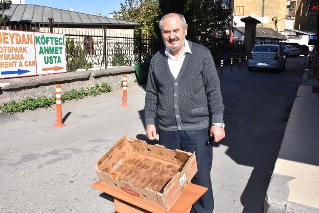 Eşinin Son İsteğini Yerine Getiremeyen Yaşlı Adam, Şimdi Her Cuma Poğaça Dağıtıyor