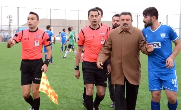 Kayseri'de Futbolcu, Kırmızı Kart Gösteren Hakeme Kafa Attı