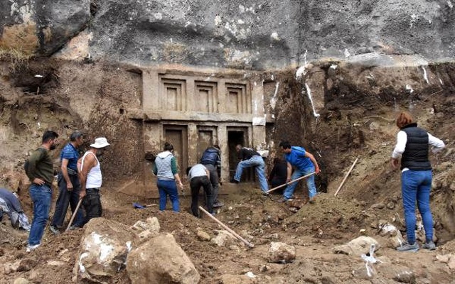 Arazisinde Çalışırken 2 Bin 400 Yıllık Mezar Buldu
