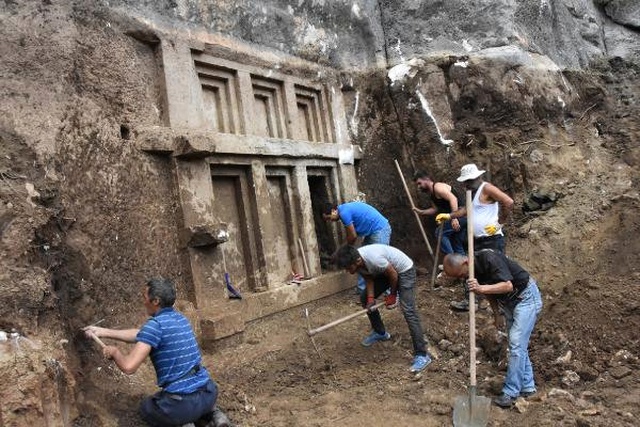 Arazisinde Çalışırken 2 Bin 400 Yıllık Mezar Buldu