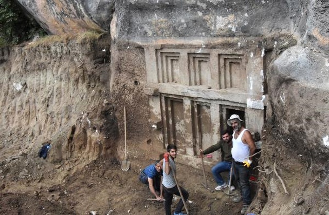 Arazisinde Çalışırken 2 Bin 400 Yıllık Mezar Buldu
