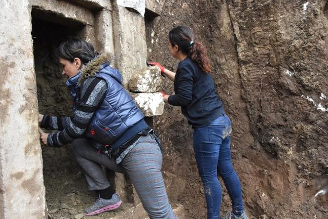 Arazisinde Çalışırken 2 Bin 400 Yıllık Mezar Buldu