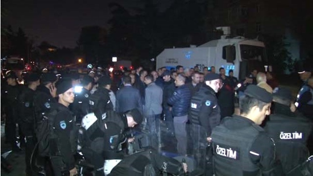 Bakırköy'de Tesisin Yıkımını Engellemek İsteyen Grup, Kendisini İçeriye Kilitleyince Arbede Çıktı