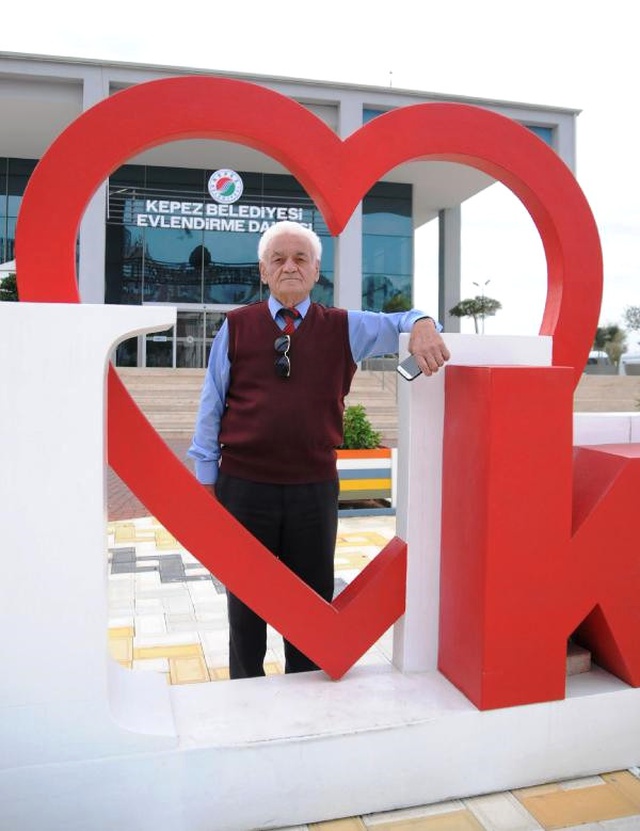 Evlenmek İsteyen Vatandaş, Aracının Camına Yazdığı İlanla Eş Aramaya Başladı