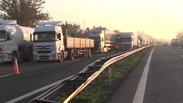 Anadolu Otoyolu'nda TIR Devrildi! İstanbul Yönü 2 Saat Boyunca Trafiğe Kapandı
