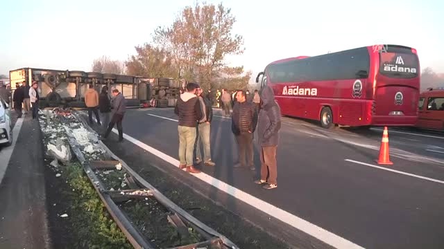 Anadolu Otoyolu'nda TIR Devrildi! İstanbul Yönü 2 Saat Boyunca Trafiğe Kapandı