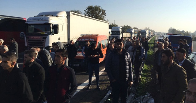 Anadolu Otoyolu'nda TIR Devrildi! İstanbul Yönü 2 Saat Boyunca Trafiğe Kapandı