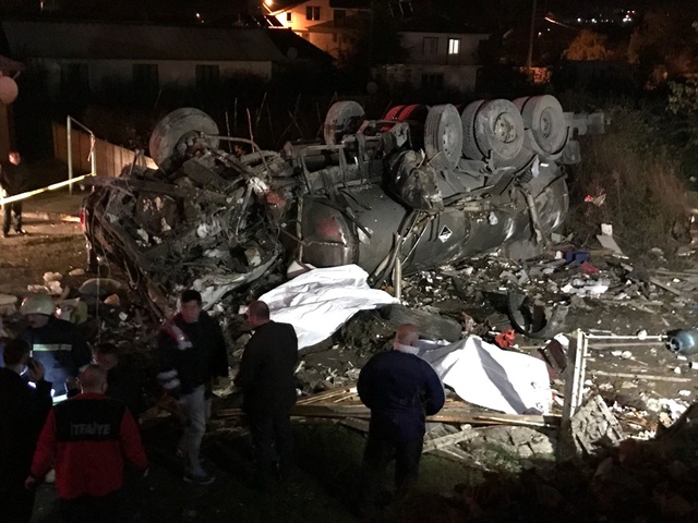 Beton Mikseri Kahvehaneye Girdi, Ortalık savaş Alanına Döndü: 2 Ölü, 5 Yaralı