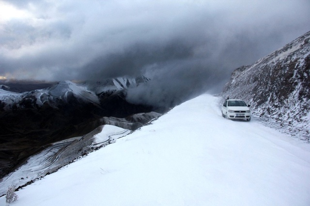 Erzurum'da Etkili Olan Kar ve Tipi Nedeniyle Tekman Yolu Ulaşıma Kapandı