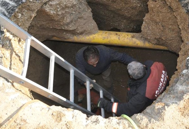 Kanalizasyondaki Göçükte Kalan İşçi, Uzatılan Hortum Sayesinde Nefes Aldı