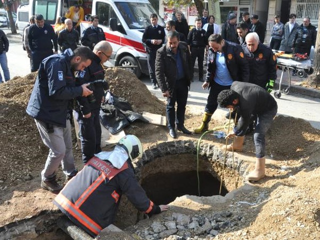 Kanalizasyondaki Göçükte Kalan İşçi, Uzatılan Hortum Sayesinde Nefes Aldı