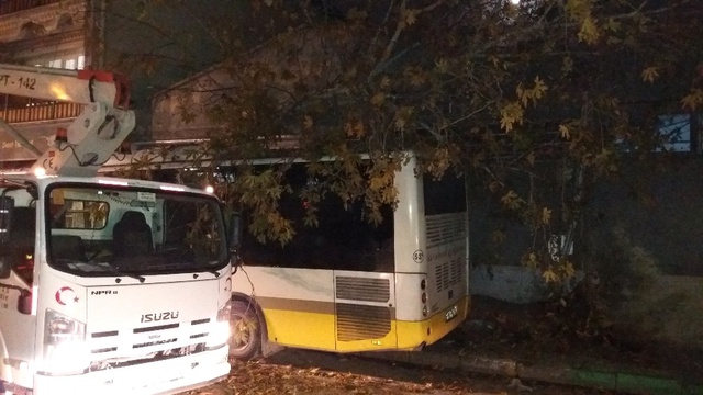 Direksiyon Başında Kalp Krizi Geçiren Otobüs Şoförünün Dehşet Saçtığı Anlar Kamerada