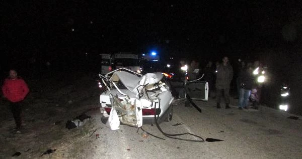 Traktör Römorkuna Çarpan Otomobil, Hurda Yığınına Döndü: 2 Ölü, 2 Yaralı