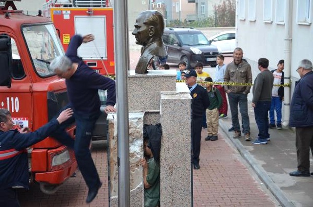 Atatürk Büstünün Mermer Kaidesine Sıkışan Küçük Çocuk 2 Saatte Kurtarıldı