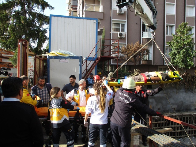Kadıköy'de Dehşet! Beton Mikserinin Pompası Patladı, İşçileri Vinçle Çıkardılar