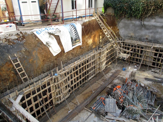 Kadıköy'de Dehşet! Beton Mikserinin Pompası Patladı, İşçileri Vinçle Çıkardılar