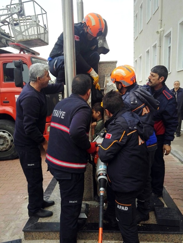 Atatürk Büstünün Mermer Kaidesine Sıkışan Küçük Çocuk 2 Saatte Kurtarıldı
