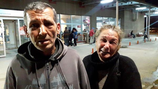 Çocukları Tarafından Sokağa Atılan Anne-Baba, 2 Gündür Hastanede Yaşıyor!