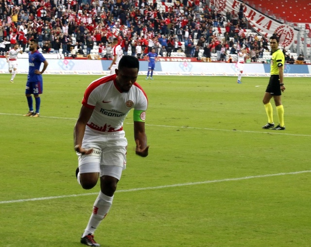 Antalyasporlu Samuel Eto'o, İç Sahadaki Maçlarda Rakipleri Affetmiyor