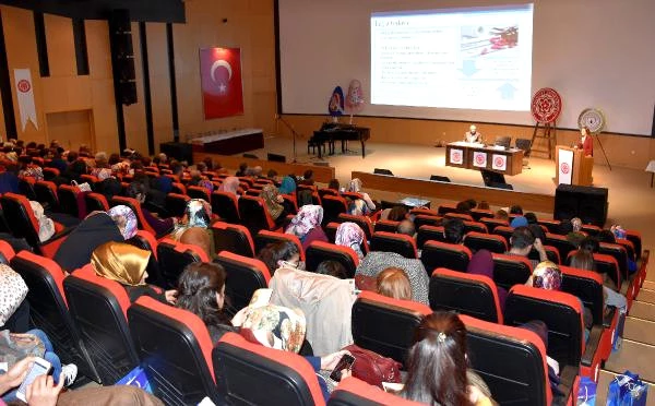 Sivas'ta 'Epilepsi' Sempozyumunda Yorgunluğuna Yenik Düşen Öğrenciler Uyuyakaldı