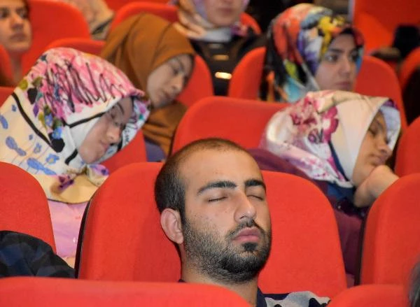 Sivas'ta 'Epilepsi' Sempozyumunda Yorgunluğuna Yenik Düşen Öğrenciler Uyuyakaldı